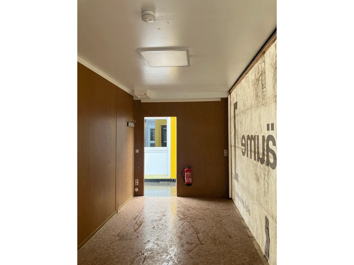 innenansicht 20 fuß bürocontainer gebraucht mit beleuchtung und eingang