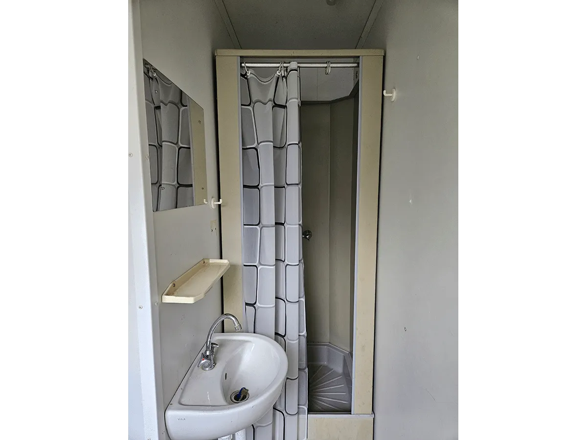 buerocontainer mit dusche innen sanitärbereich duschkabine container gebraucht