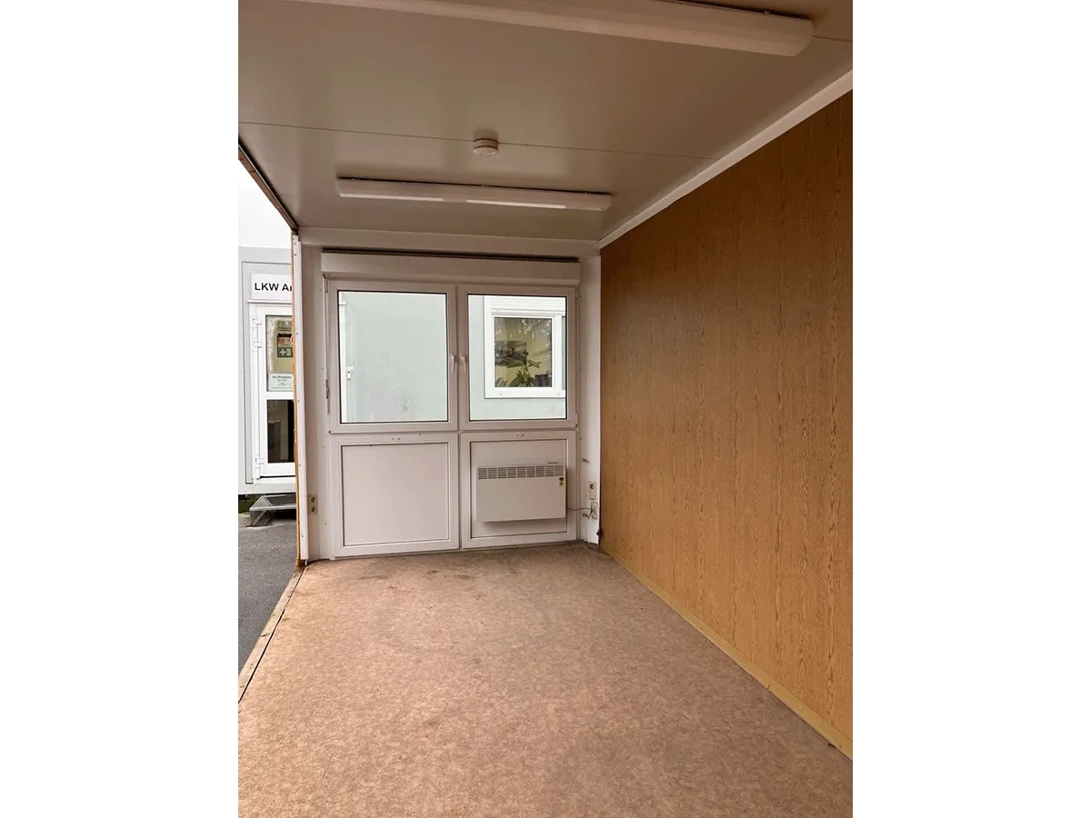 Gebrauchter Bürocontainer Innenansicht mit Doppelfenster Heizung und Holzwandverkleidung