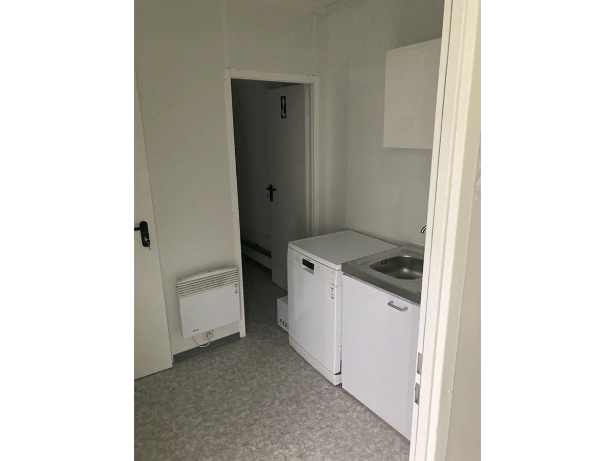 buerocontainer innen kuechenzeile mit spuele und unterschrank kompakte containerloesung