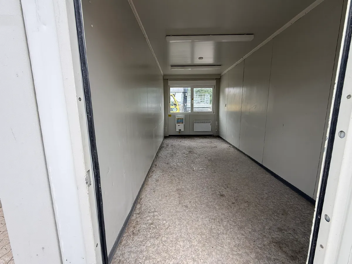 Gebrauchter Bürocontainer Innenansicht mit Doppeltür und hellem Boden