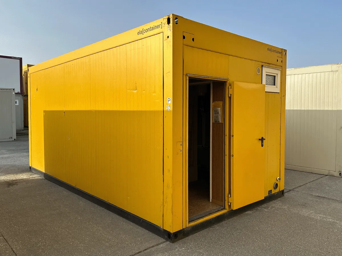 Rückansicht eines gebrauchten gelben Bürocontainers mit geschlossener Eingangstür.