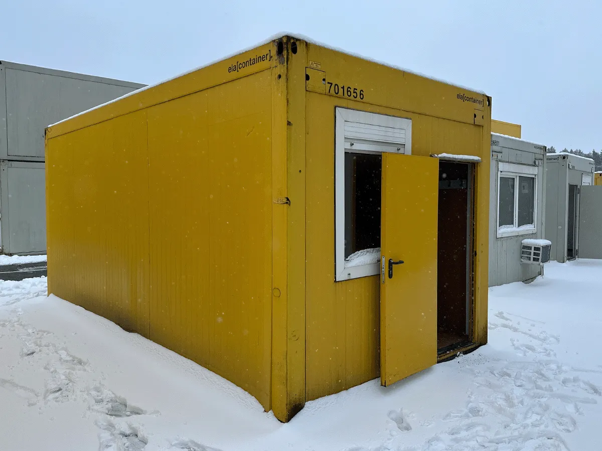 gebrauchter buerocontainer 20 fuss gelb mit eingangstuer offen aussenansicht winter