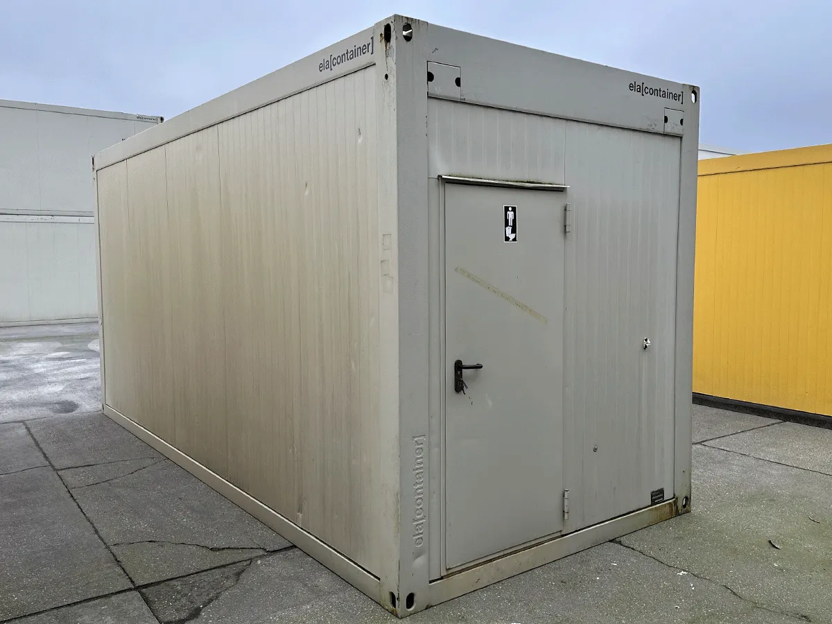 Seitliche Eingangstür mit WC-Kennzeichnung