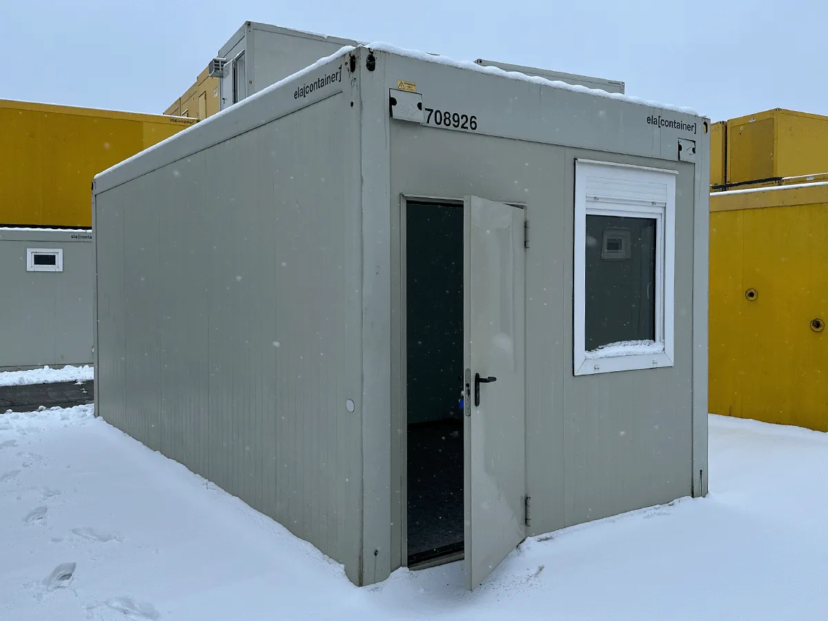 gebrauchter buerocontainer 20 fuss grau mit eingangstuer offen aussenansicht winter