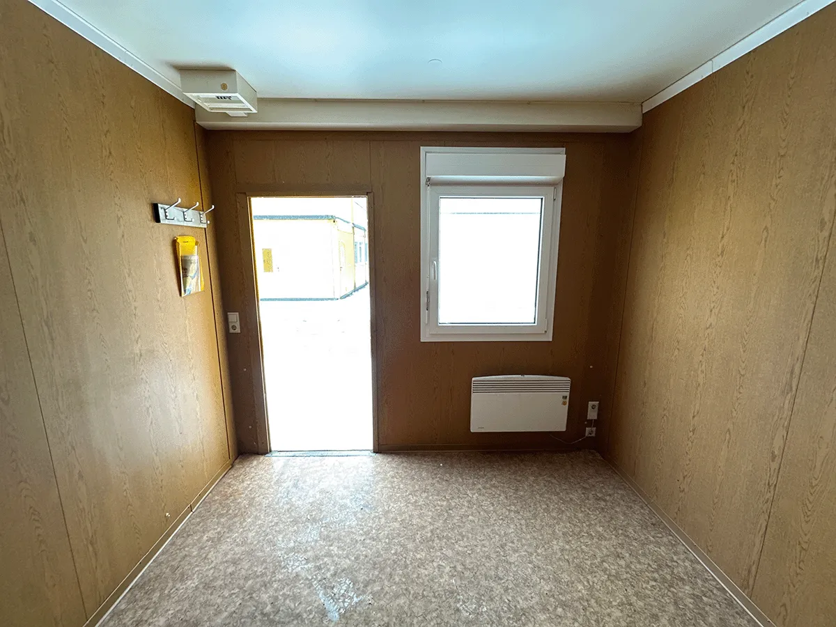 buerocontainer innenraum mit eingangstuer fenster und heizung pvc boden