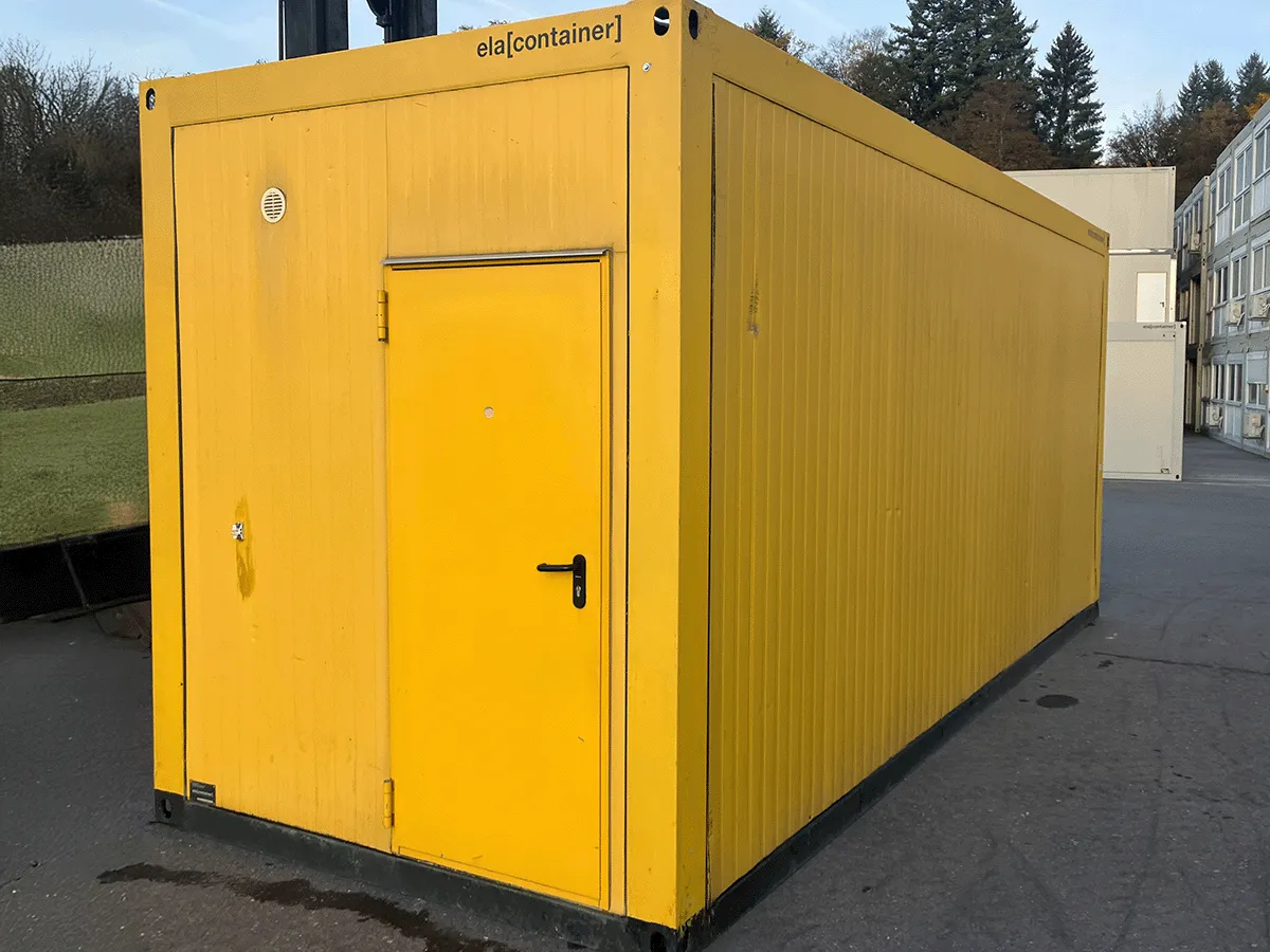 Gelber Bürocontainer mit Stahltür und robuster Außenverkleidung