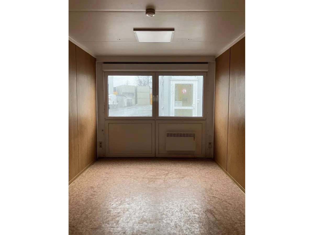 buerocontainer innenraum mit fenster und heizung pvc boden bueroeinheit