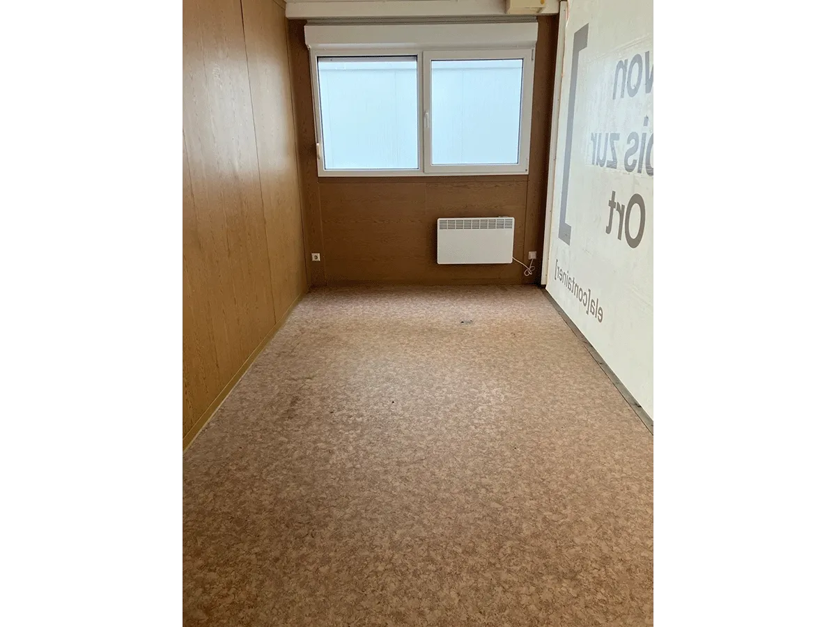 Innenraum mit Fenster und Heizung – sofort nutzbar als Arbeitsplatz