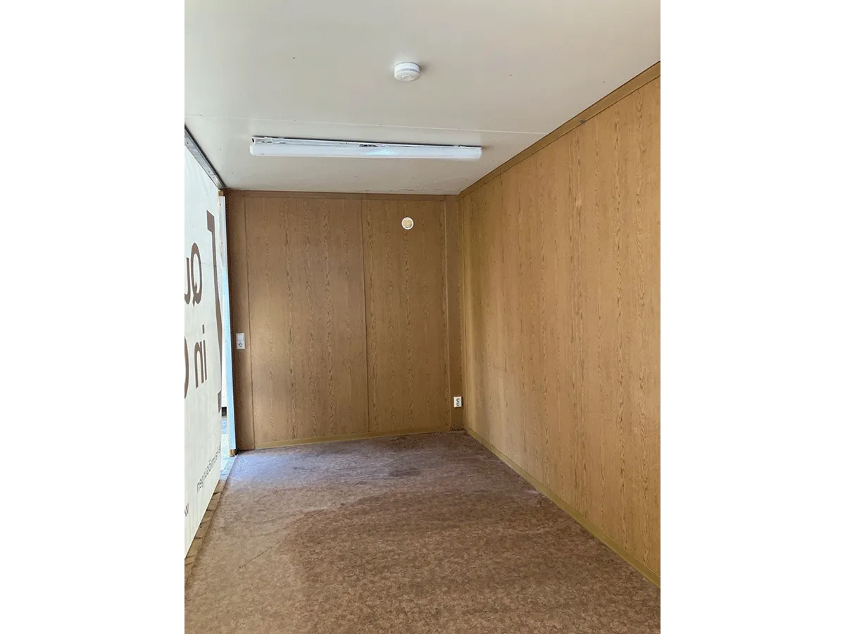 Bürocontainer Innenansicht leerer Raum mit Beleuchtung und Holzoptik