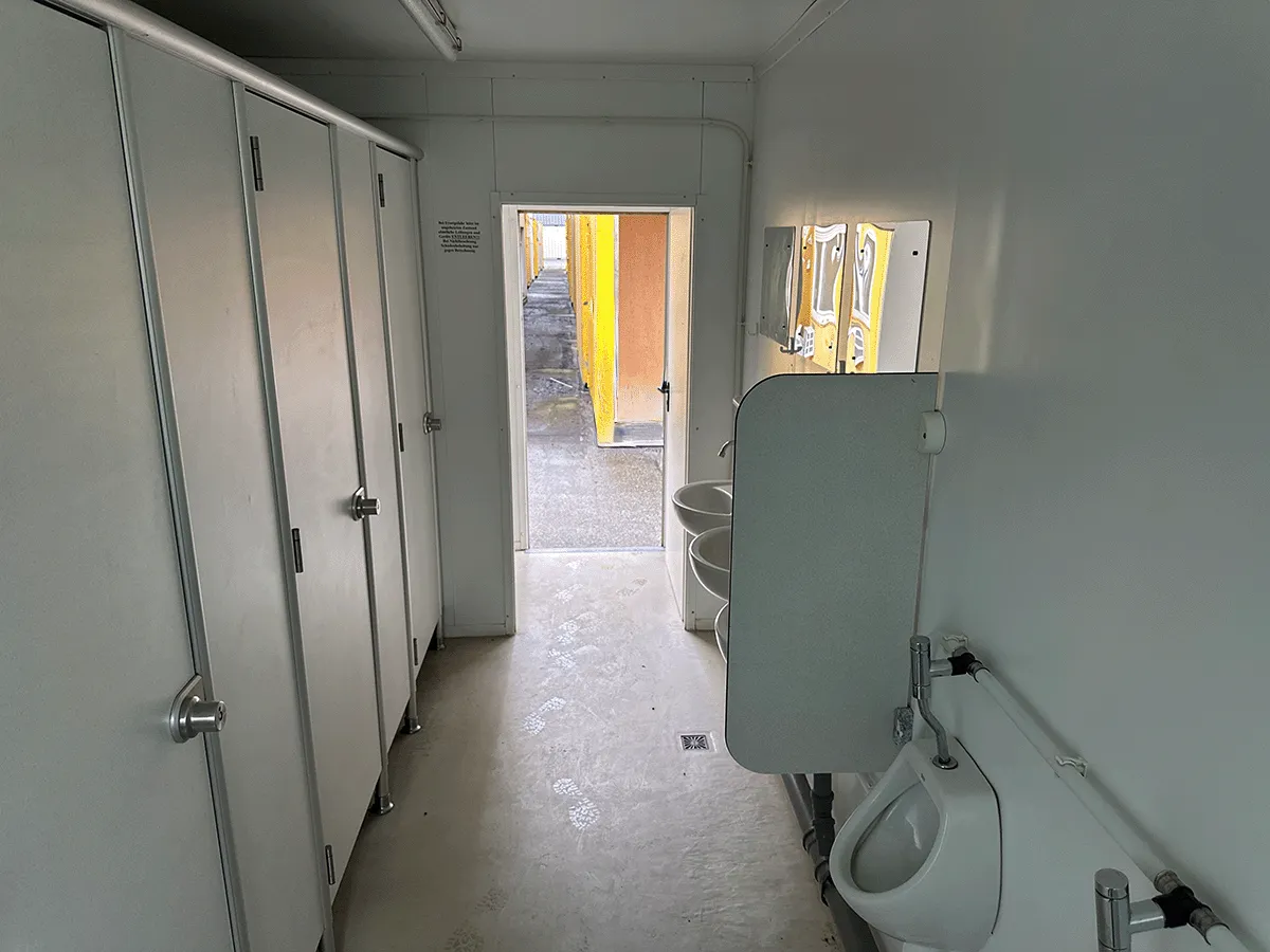 WC- und Waschbereich im Sanitärcontainer