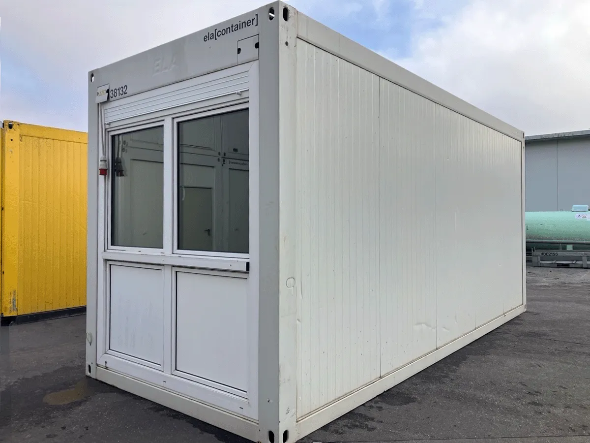 Gebrauchter weißer Bürocontainer mit Fenstern auf Lagerplatz