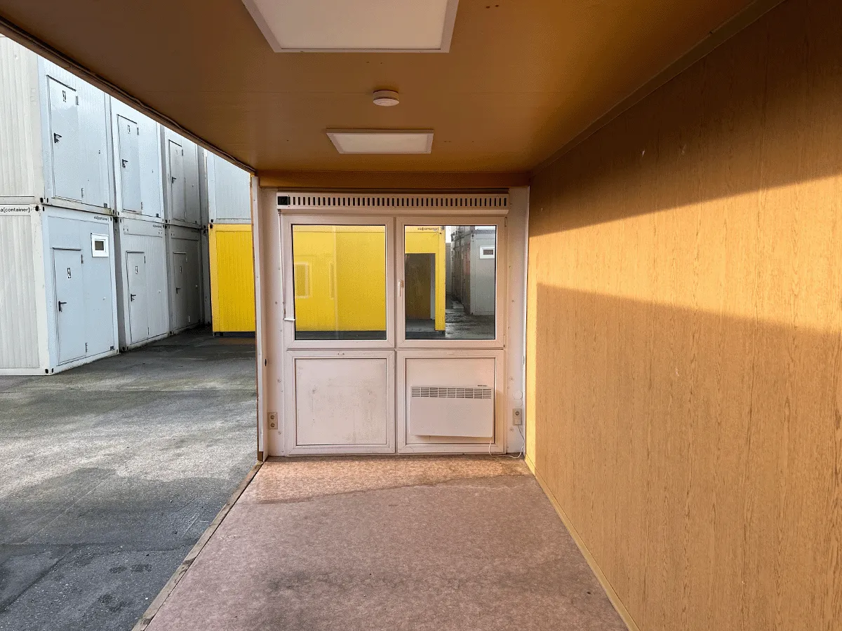 buerocontainer innenraum mit offener seite und fensterfront pvc boden