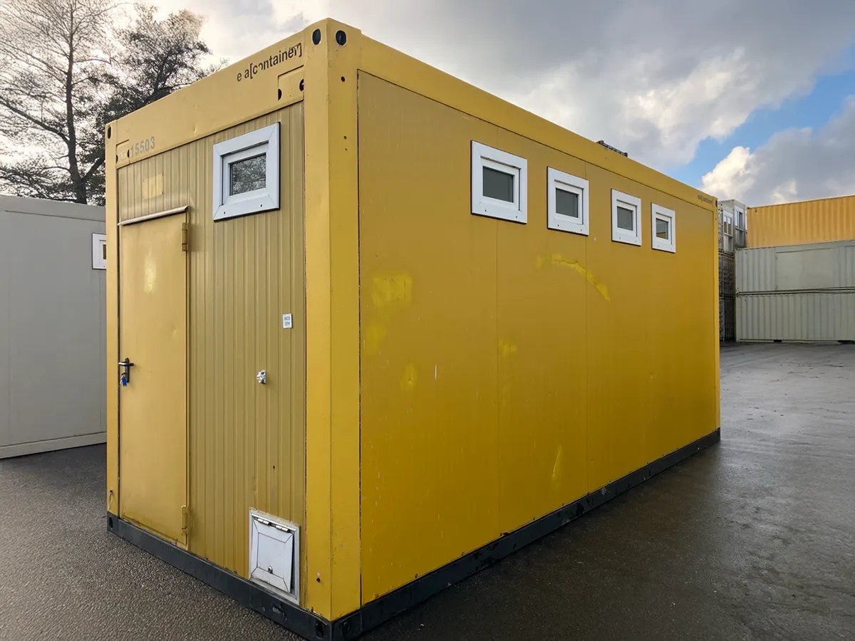 Gelber Sanitärcontainer außen mit Tür und Fenstern