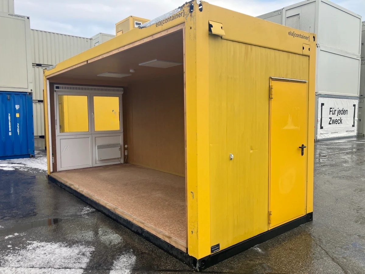 Gebrauchter 20 Fuß Bürocontainer gelb mit offener Seitenfront und gelber Eingangstür – Außenansicht schräg von vorne