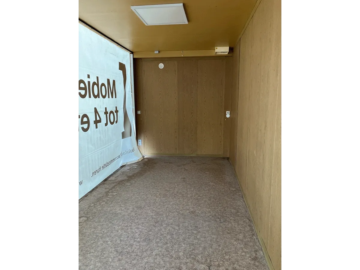 Gebrauchter 20 Fuß Bürocontainer Innenansicht mit Deckenleuchte und OSB-Wandverkleidung – leerer Innenraum