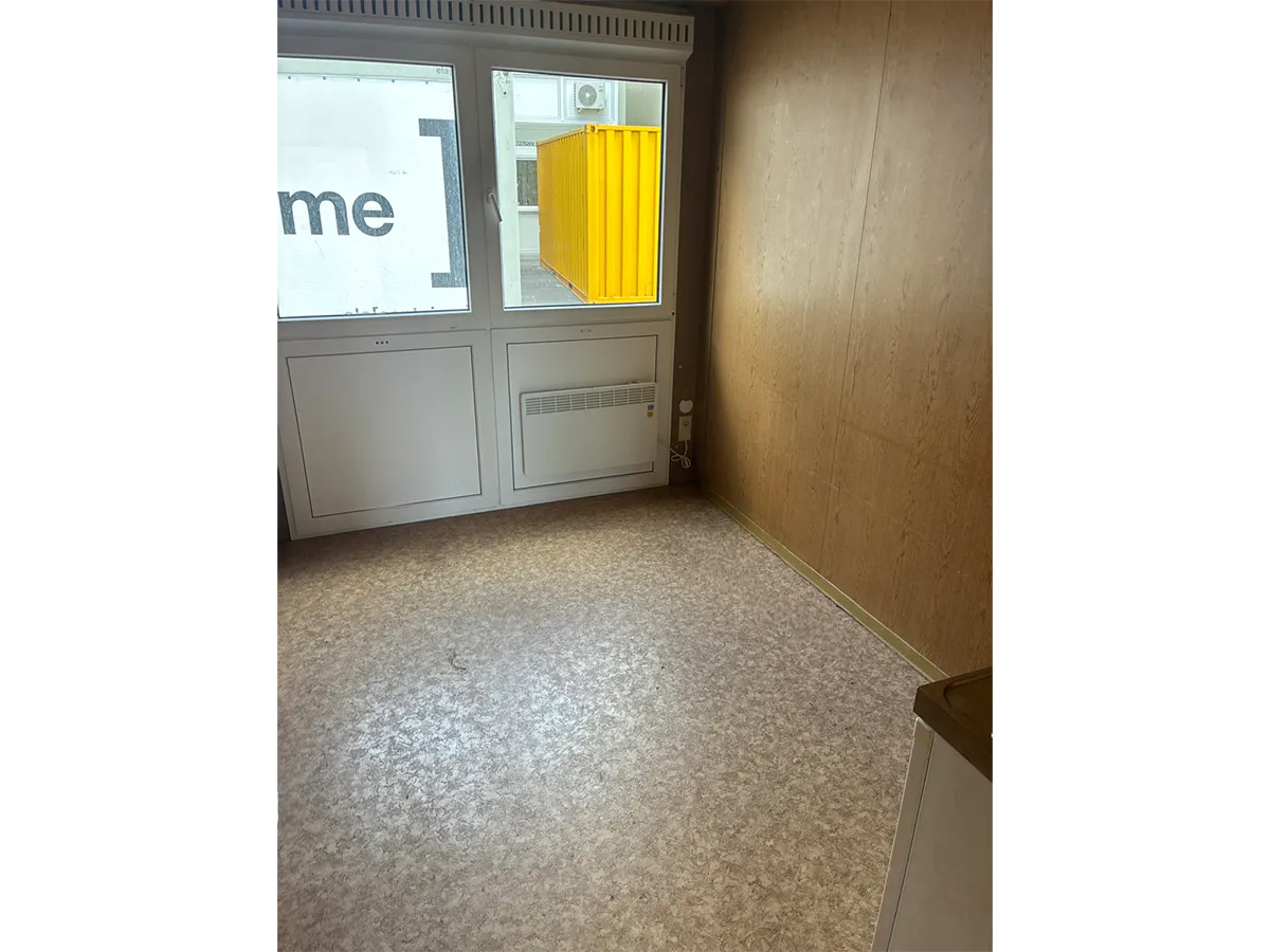 Gebrauchter Bürocontainer Innenansicht mit Fenster und Heizkörper