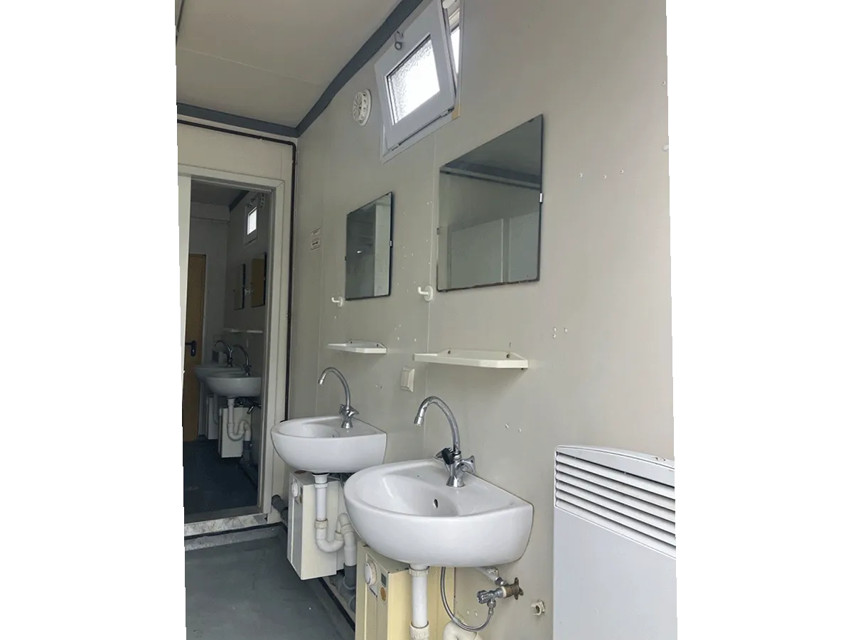 Waschbecken im Sanitärcontainer mit Spiegeln und Fenster