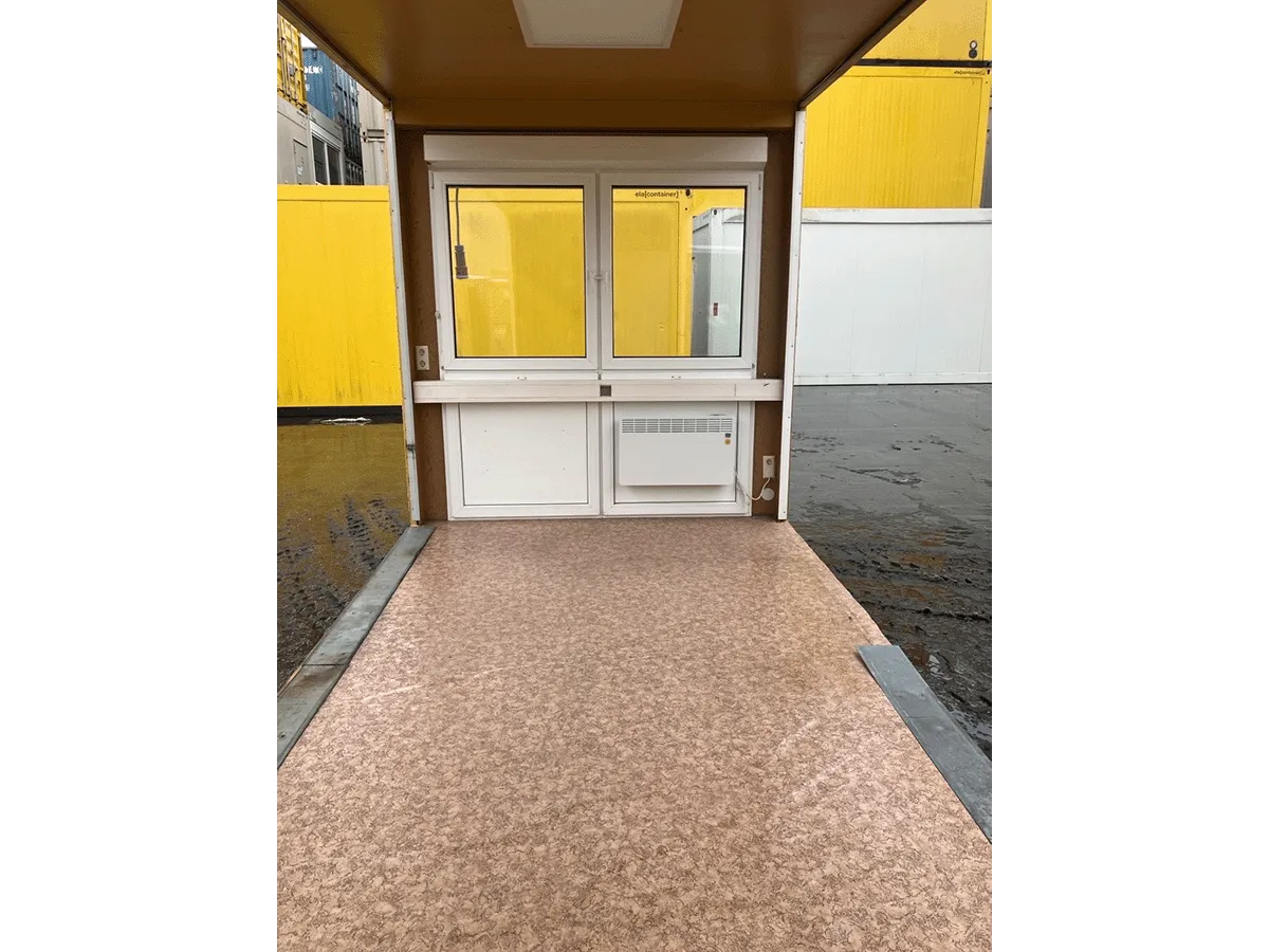 buerocontainer innenraum mit fensterfront und heizung pvc boden bueroeinheit