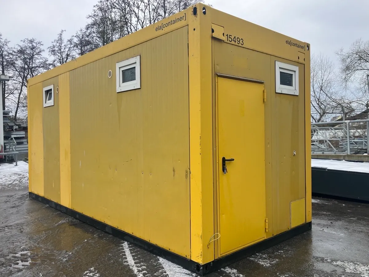 Gelber Sanitärcontainer außen mit Tür und Fenster