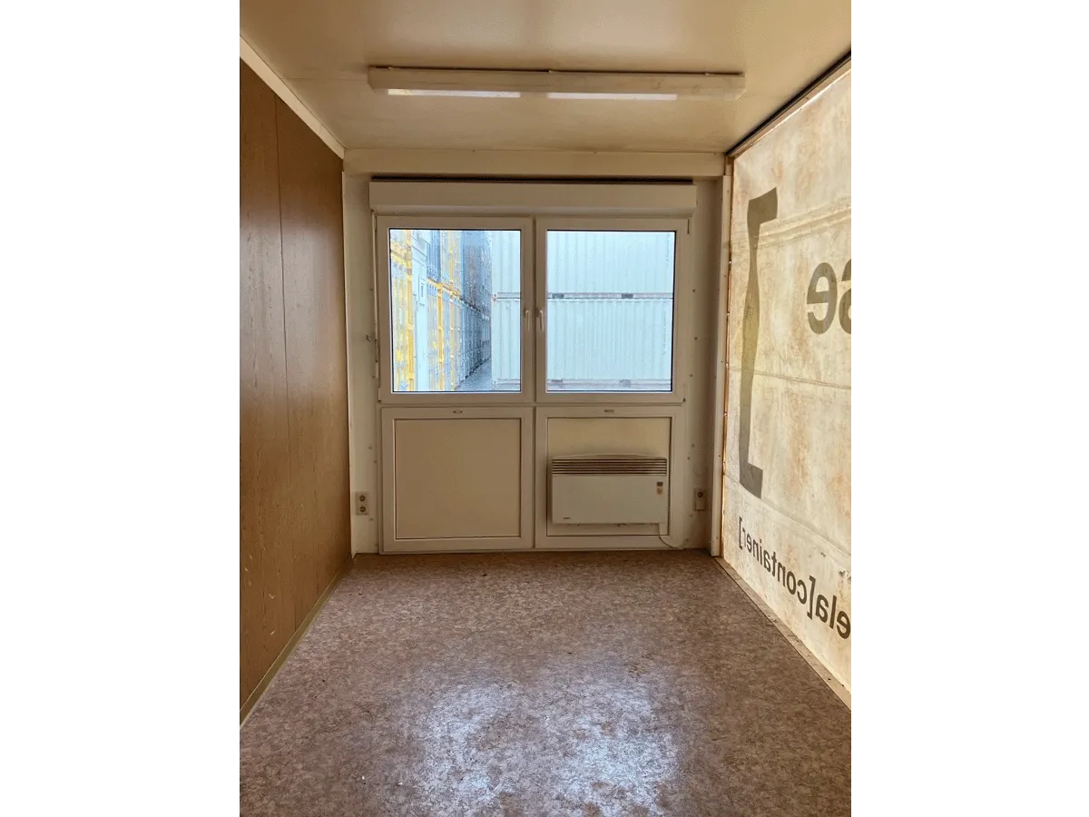Gebrauchter Bürocontainer Innenansicht mit Doppelfenster Heizung und Holzpaneelen