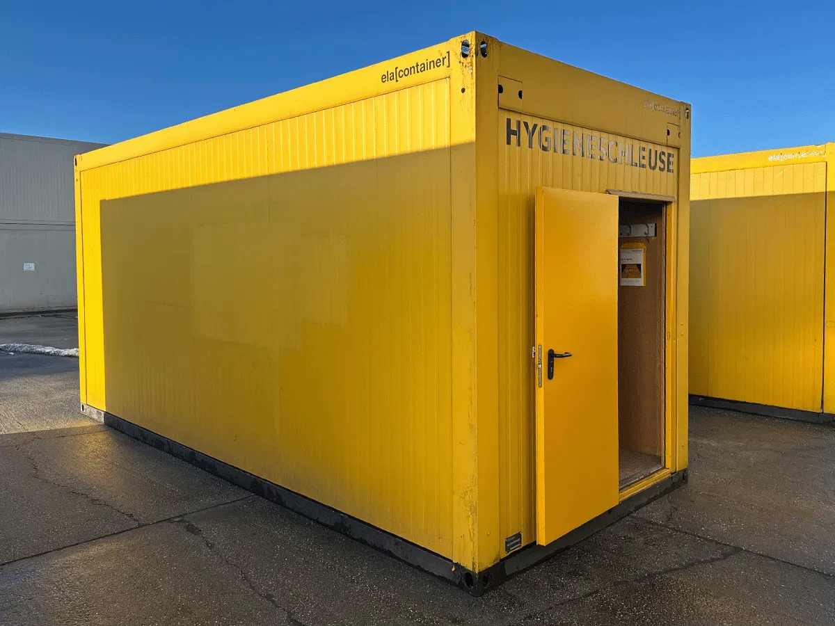 Gebrauchter 20 Fuß Bürocontainer gelb von ELA Container mit Beschriftung Hygieneschleuse und offener Tür – Rückansicht seitlich