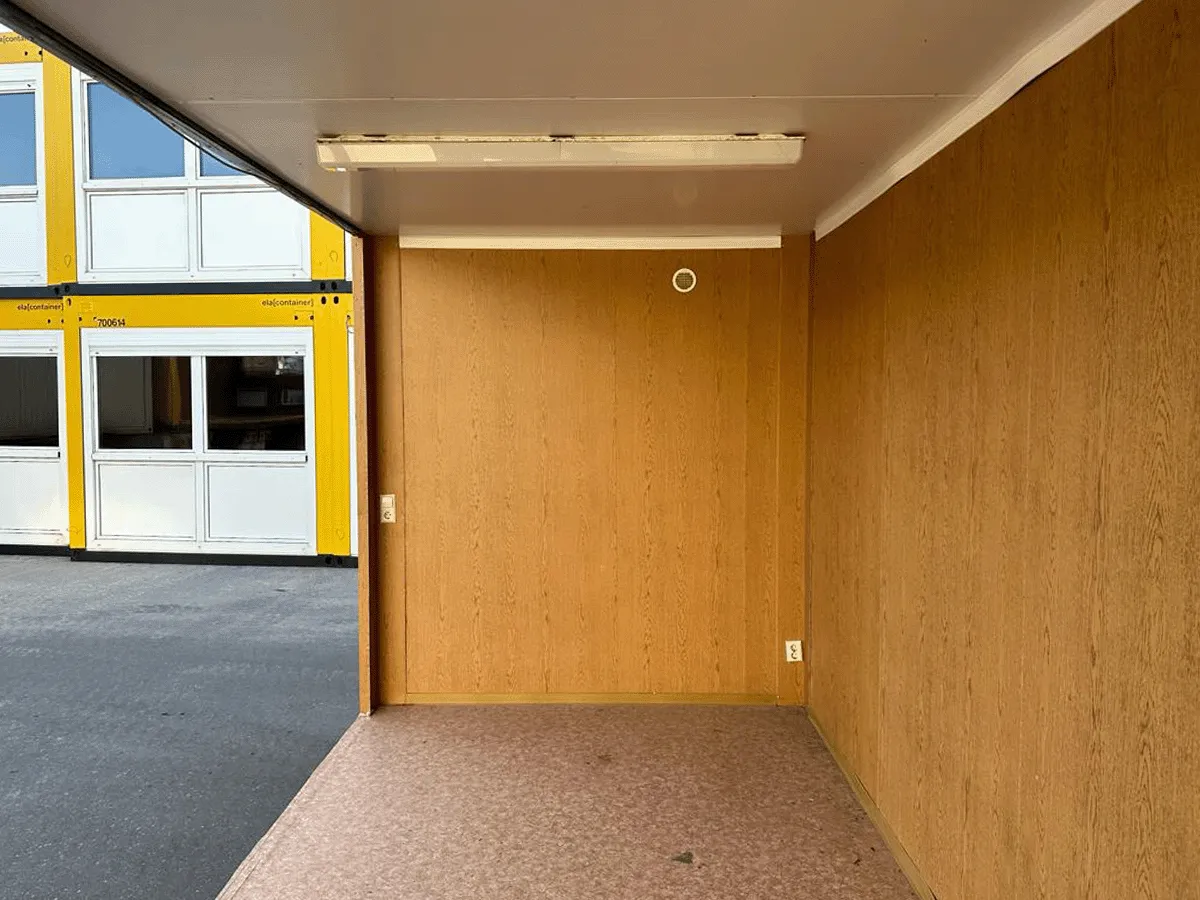 Leerer Innenraum mit Beleuchtung und PVC-Boden