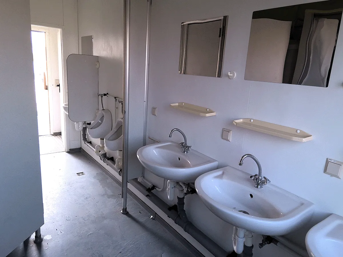 Waschbecken und Urinale im Sanitärcontainer