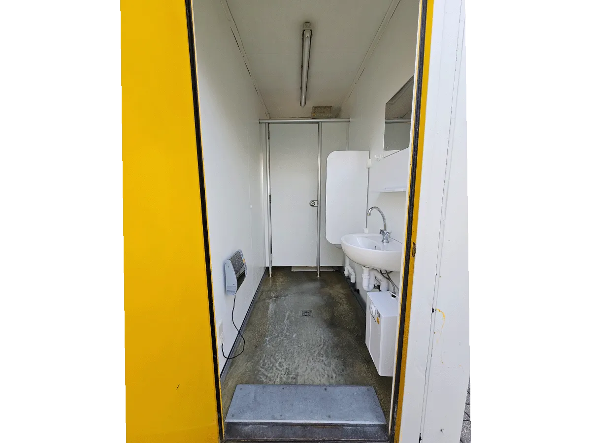Innenraum Sanitärcontainer mit Waschbecken und Kabine