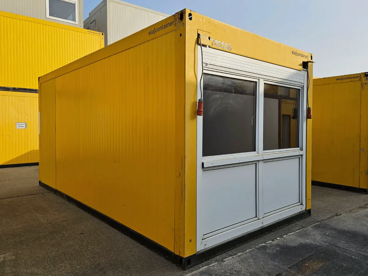 Rückansicht eines gebrauchten gelben Bürocontainers (3m Breite) mit geschlossener weißer Eingangstür.