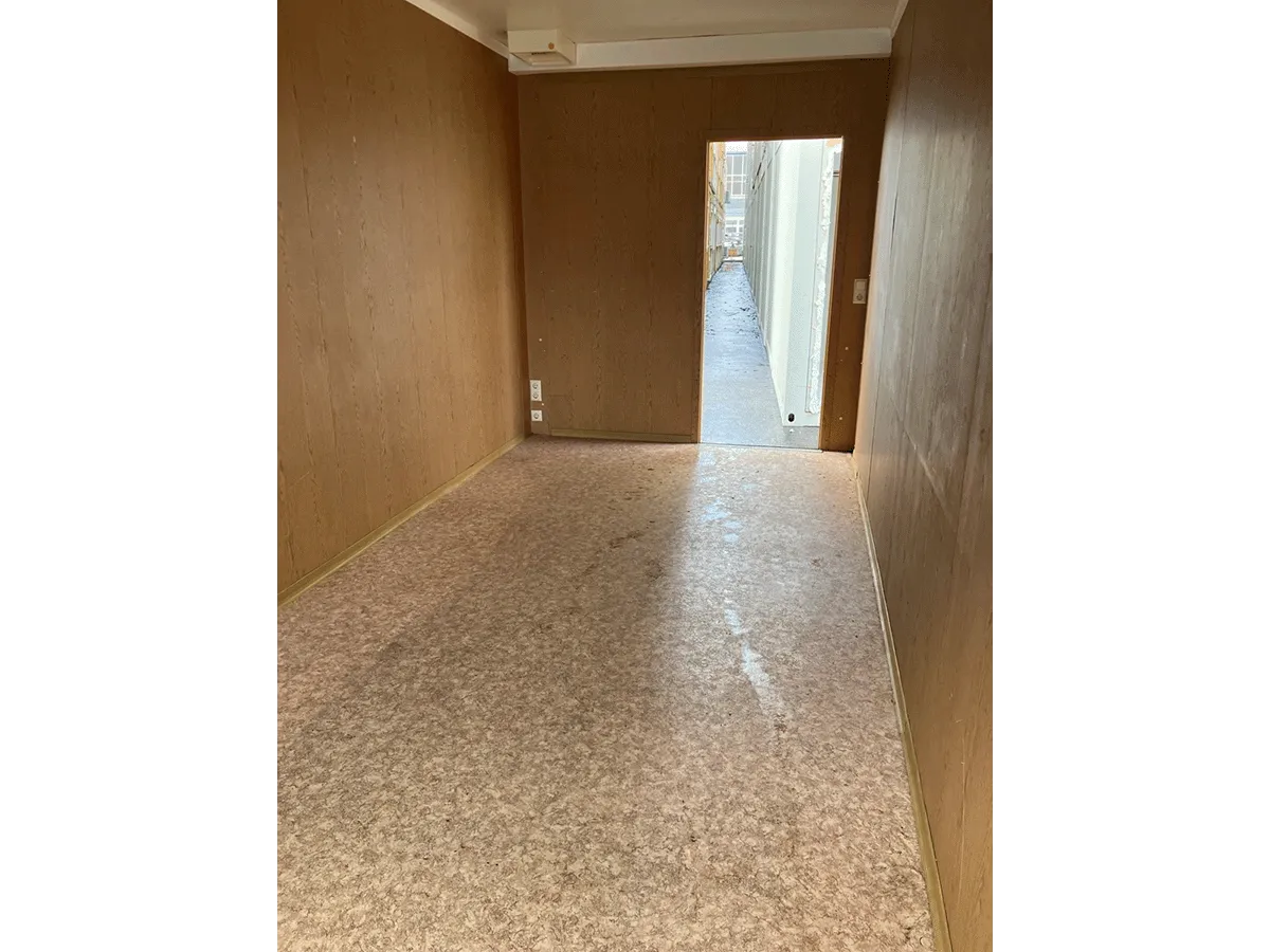 bürocontainer innenansicht gebraucht mit länglichem raum und eingang