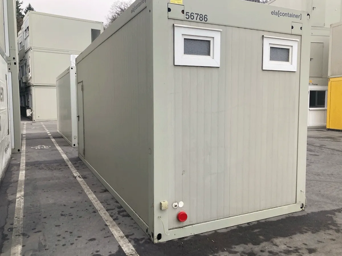 gebrauchter buerocontainer 20 fuss rueckseite mit fenstern und anschluessen wasser heizung