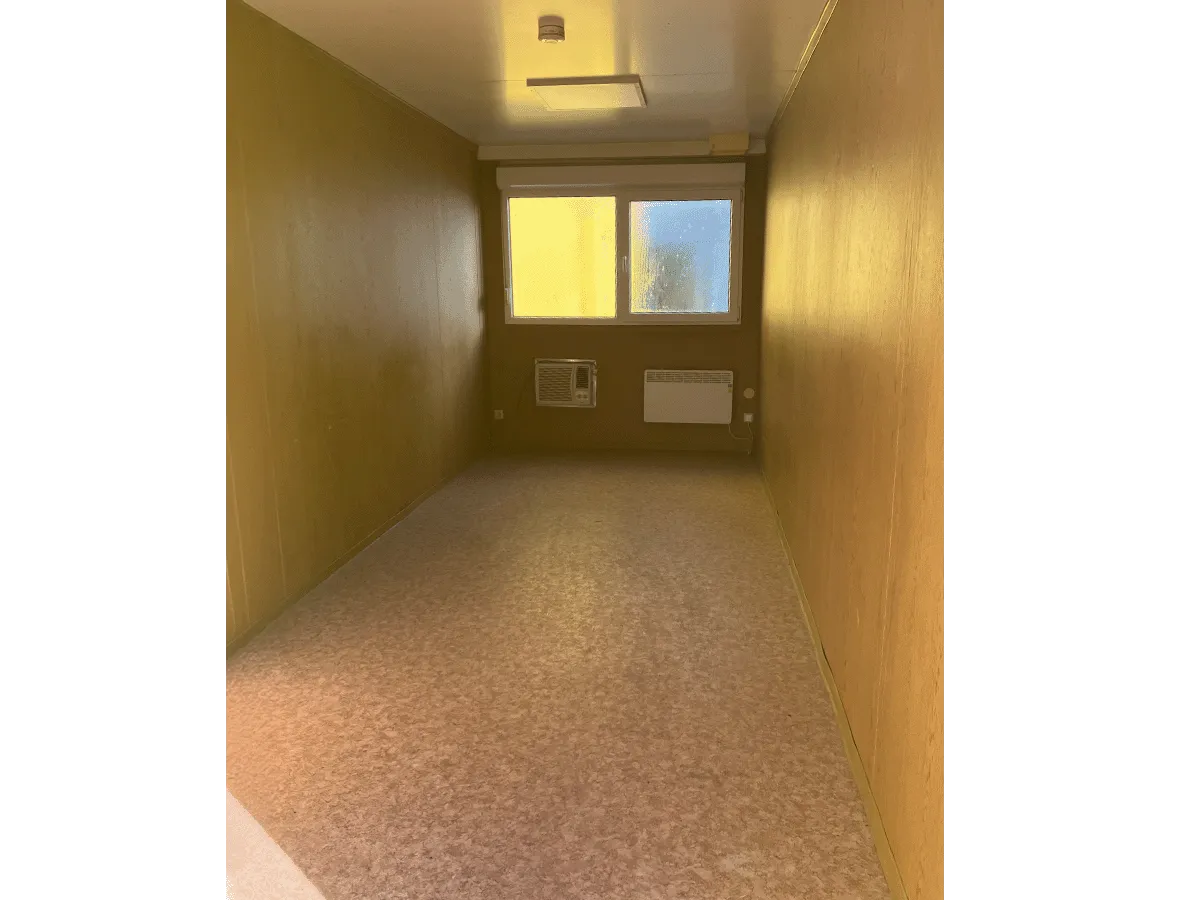 Innenansicht mit Fenster, Heizung und Klimaanlage