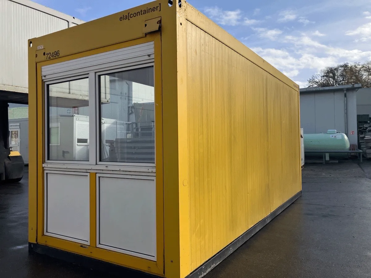 Gebrauchter 20 Fuß Bürocontainer gelb von ELA Container mit großem Fensterelement – Frontansicht seitlich auf dem Containerplatz