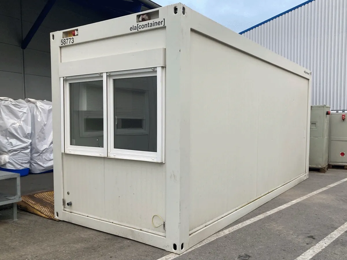 Gebrauchter 20 Fuß Bürocontainer ELA Container weiß mit Doppelfenster Außenansicht