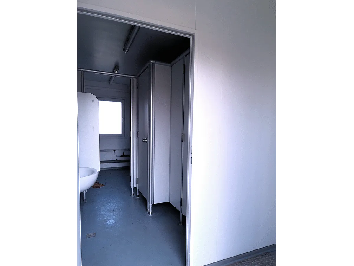 WC Kabinen im Sanitärcontainer innen