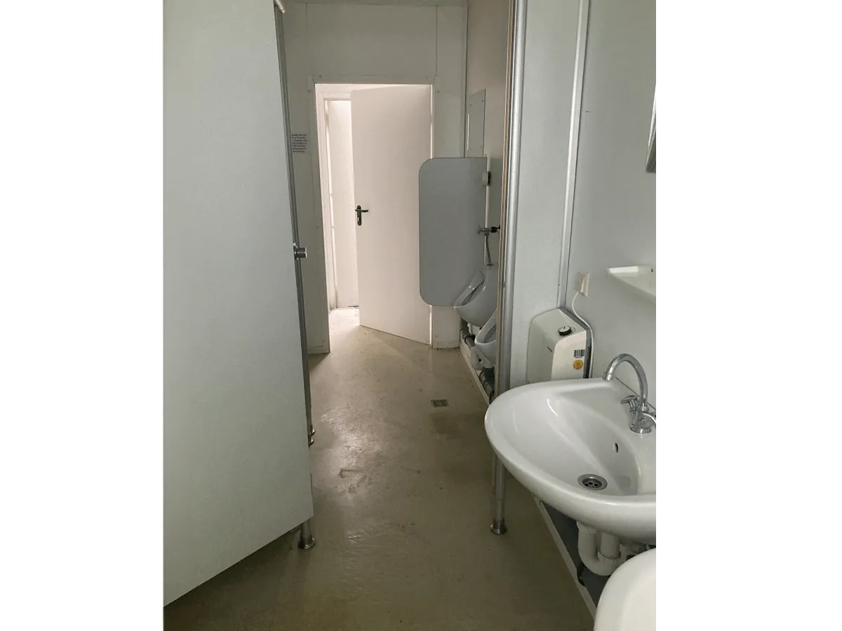 Waschbecken und Urinal im Sanitärcontainer