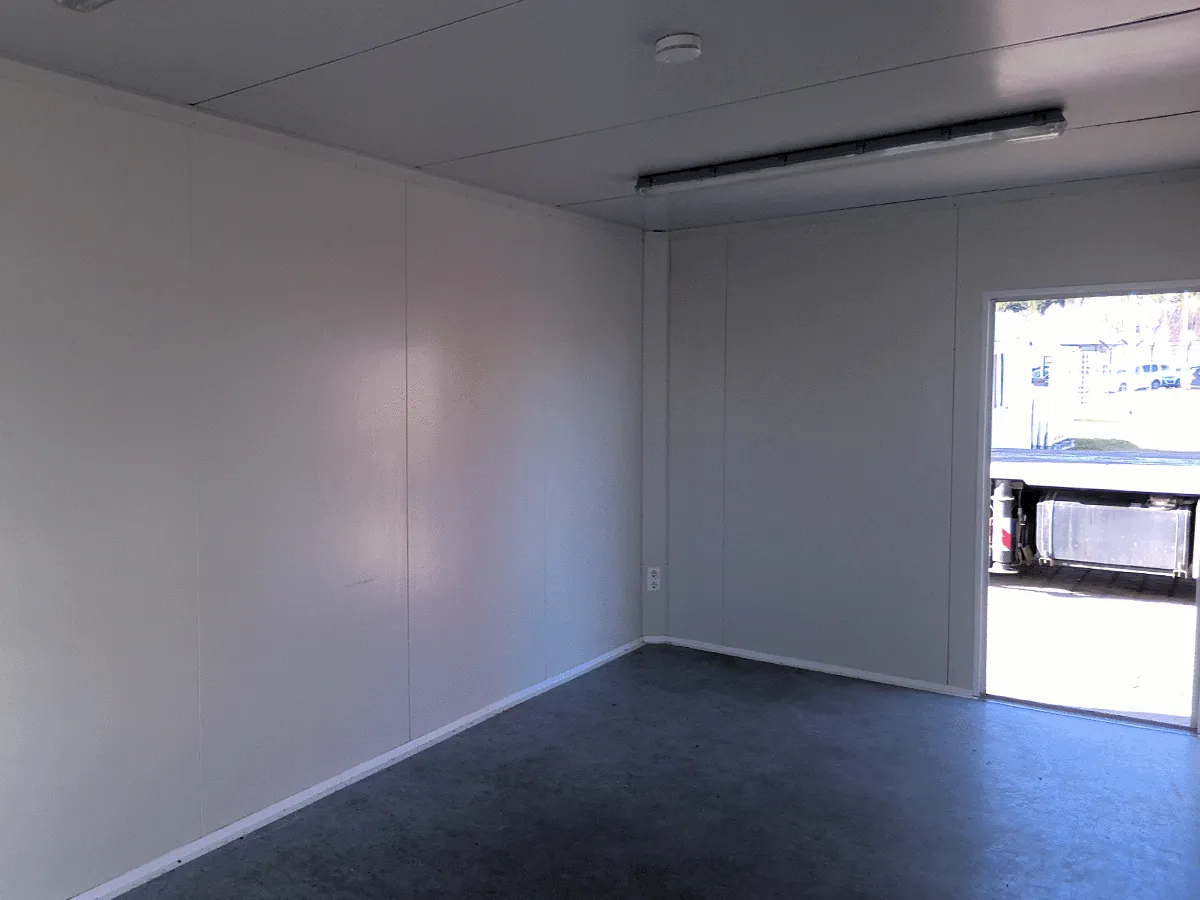 heller buerocontainer innenraum weiss mit tuer und deckenleuchte