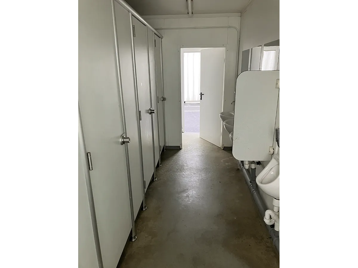 Innenraum Sanitärcontainer mit WC Kabinen