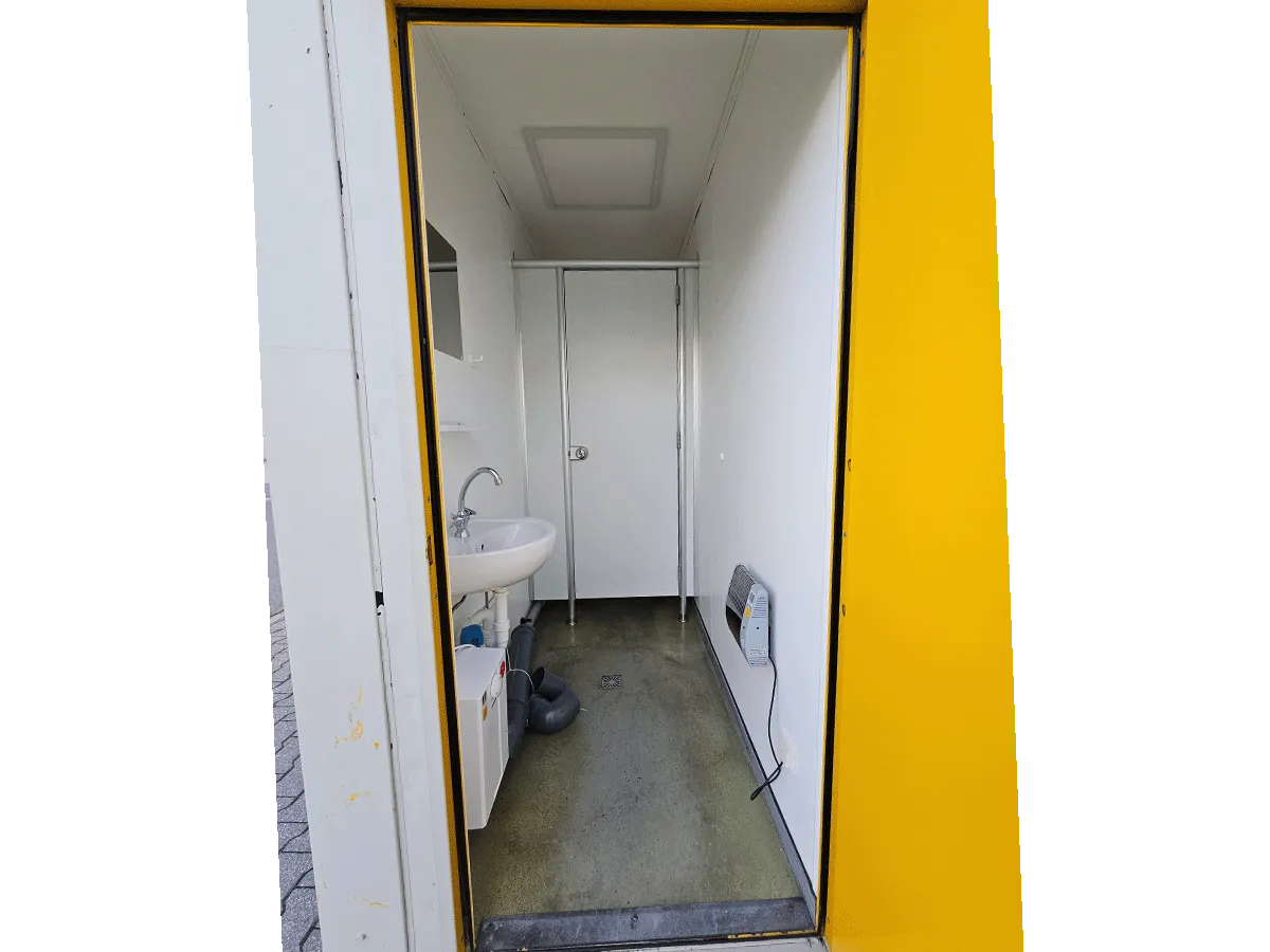 Sanitärcontainer innen mit Waschbecken und Tür