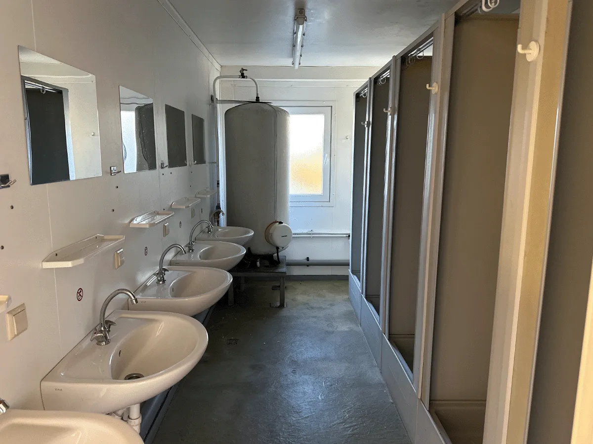 Waschbecken und Duschen im Sanitärcontainer