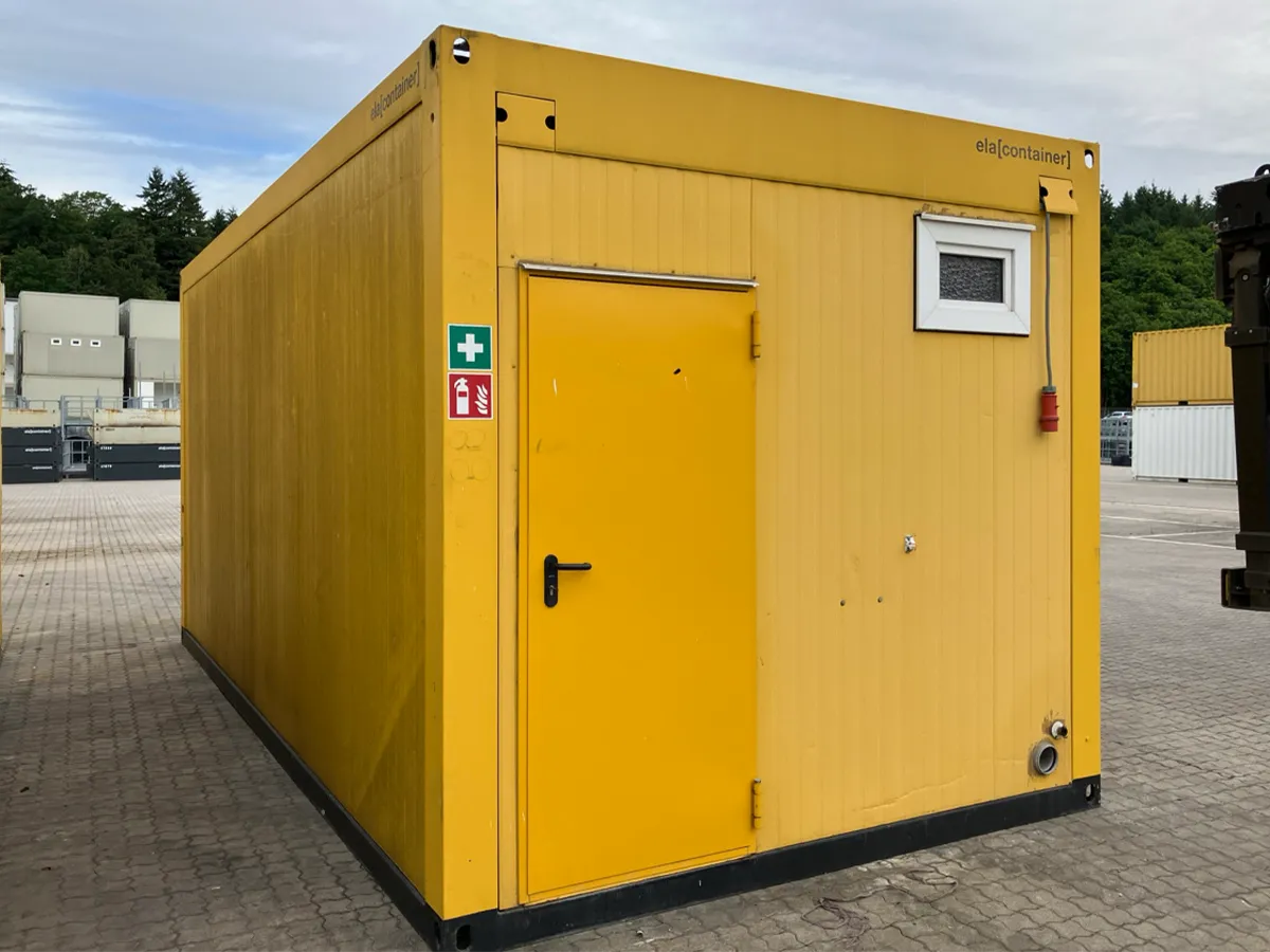 Gebrauchter Bürocontainer ELA Container gelb mit gelber Außentür und Fenster, Außenansicht