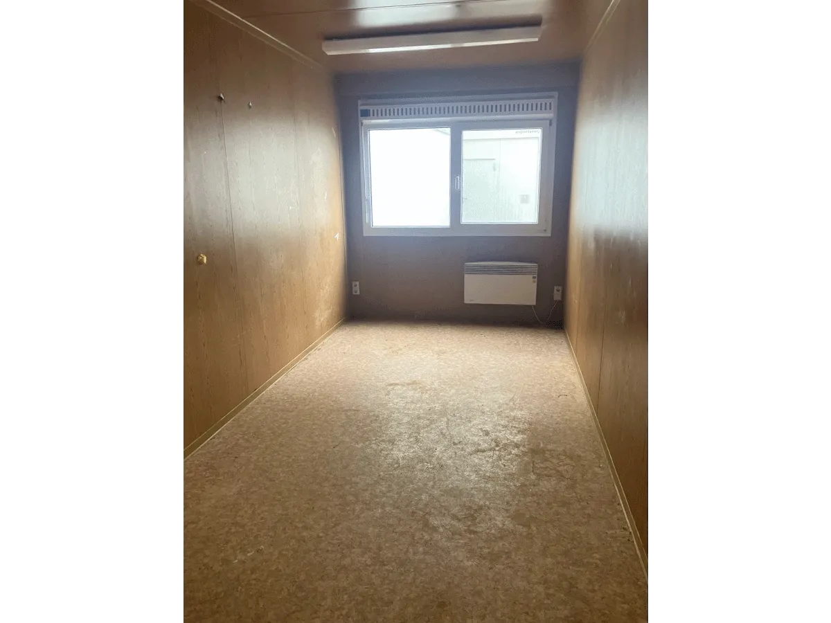 buerocontainer innenraum mit fenster und heizung pvc boden bueroeinheit