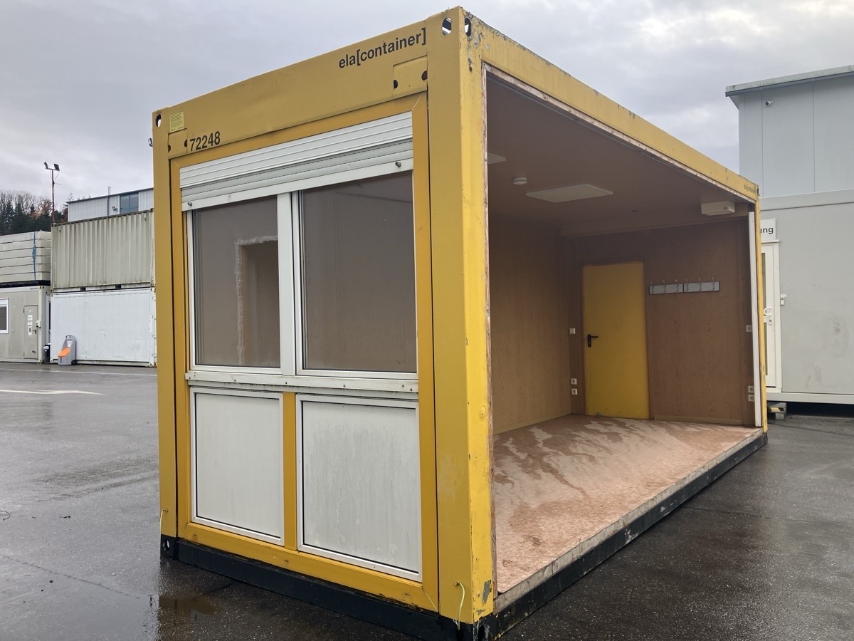 Gebrauchter 20 Fuß Bürocontainer gelb von ELA Container mit großem Fensterelement, Rolllade und offener Seitenfront – Frontansicht