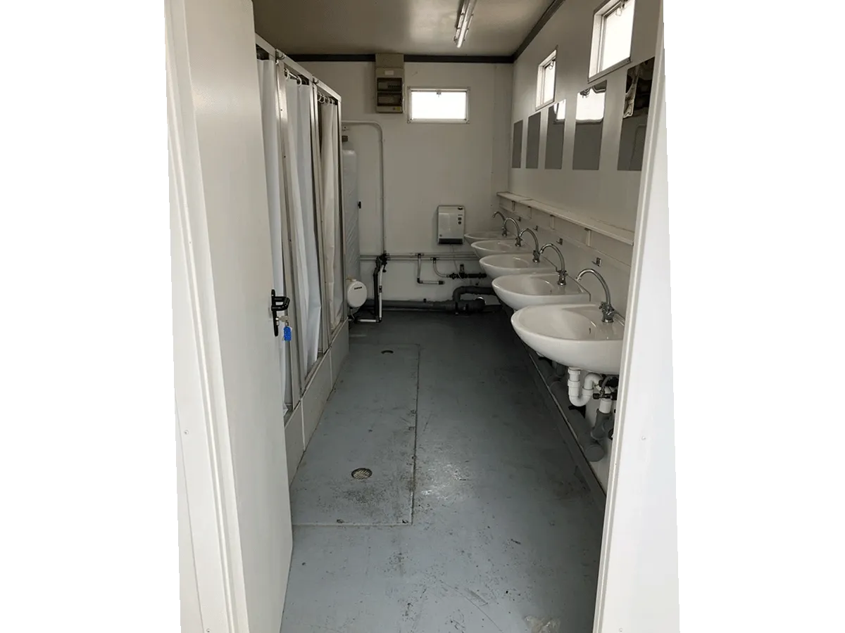 Innenraum Sanitärcontainer mit Waschbecken und Duschen