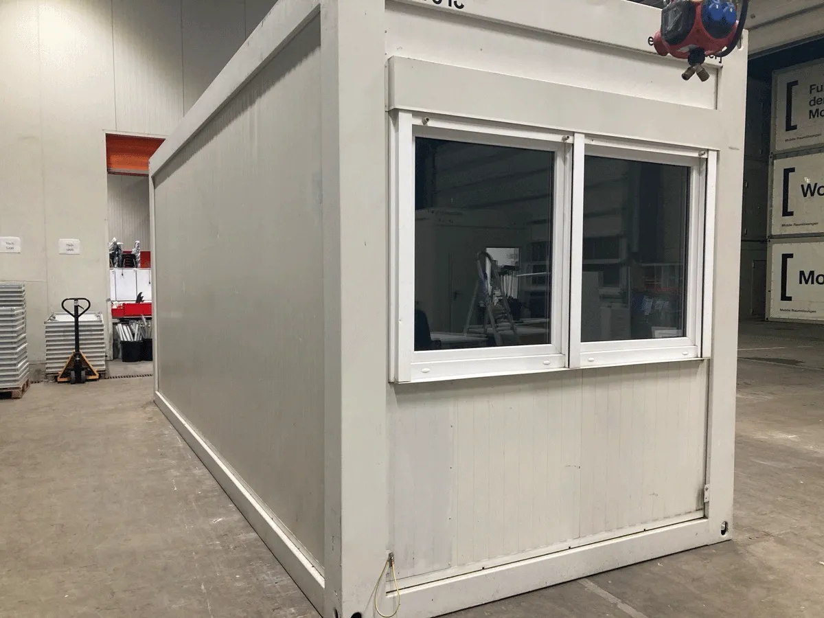 Gebrauchter Bürocontainer ELA Container grau mit Schiebefenster Außenansicht in Halle