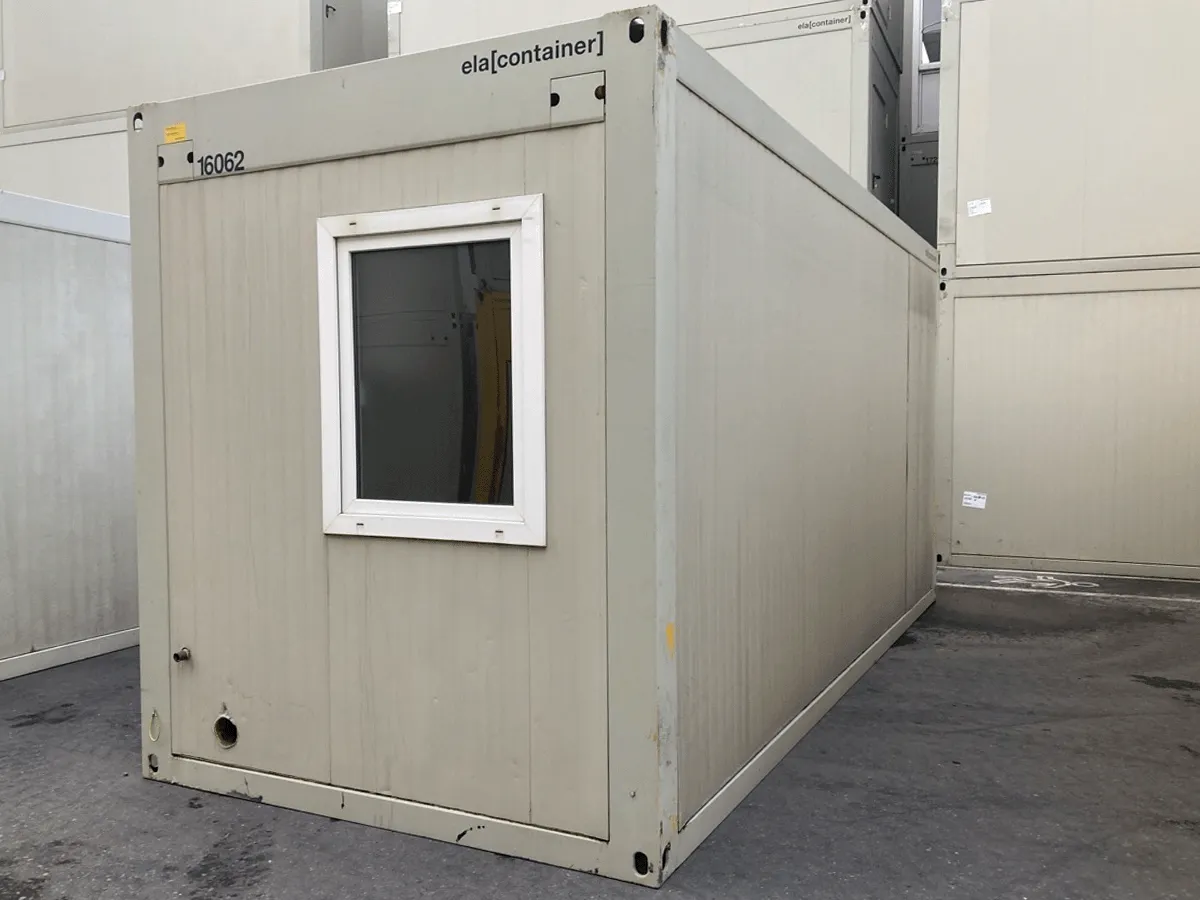 Sanitärcontainer außen grau mit Fenster