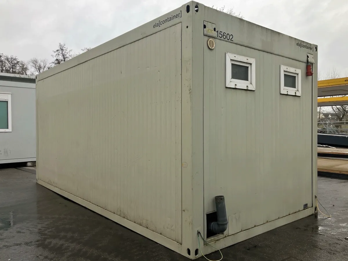 Sanitärcontainer außen grau mit Fenstern