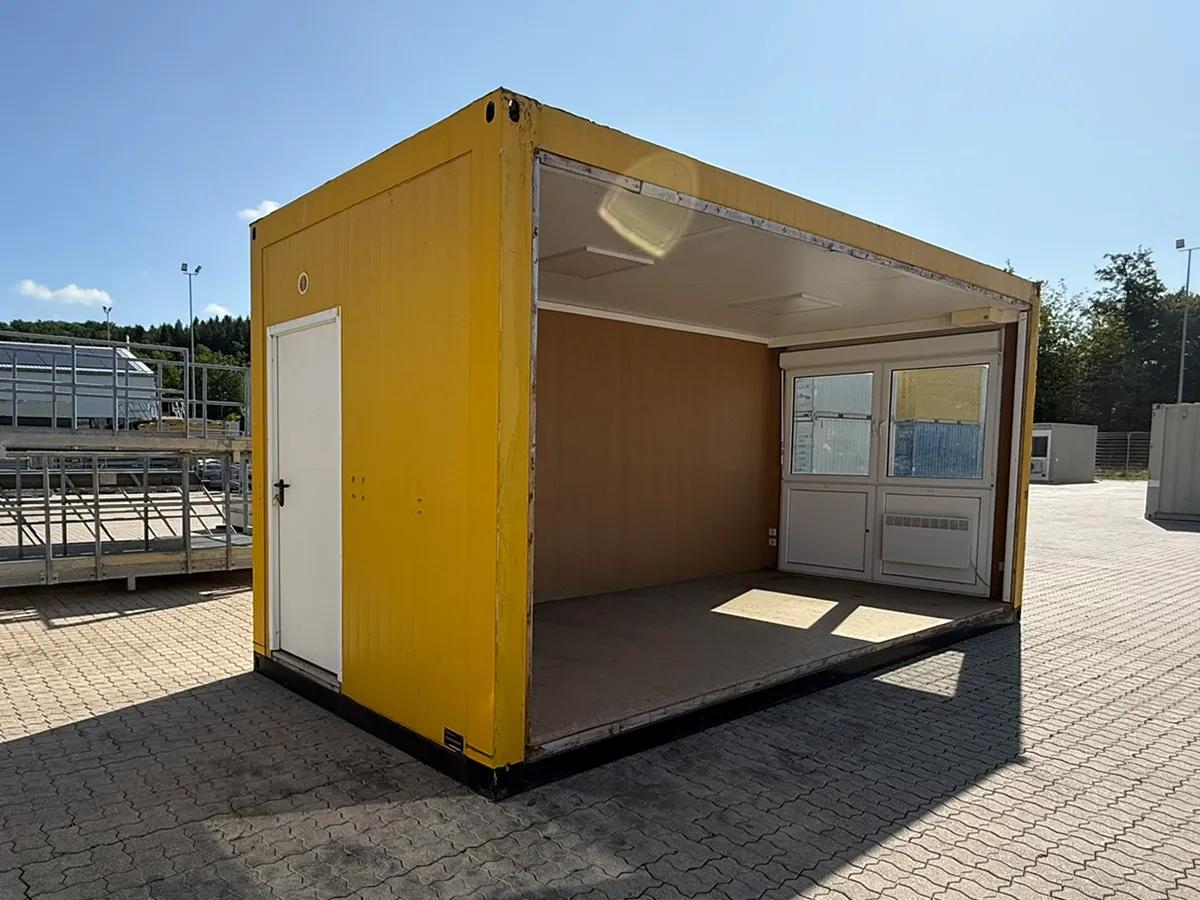 Gebrauchter Bürocontainer ELA Container gelb mit offener Seitenwand und Tür, Außenansicht