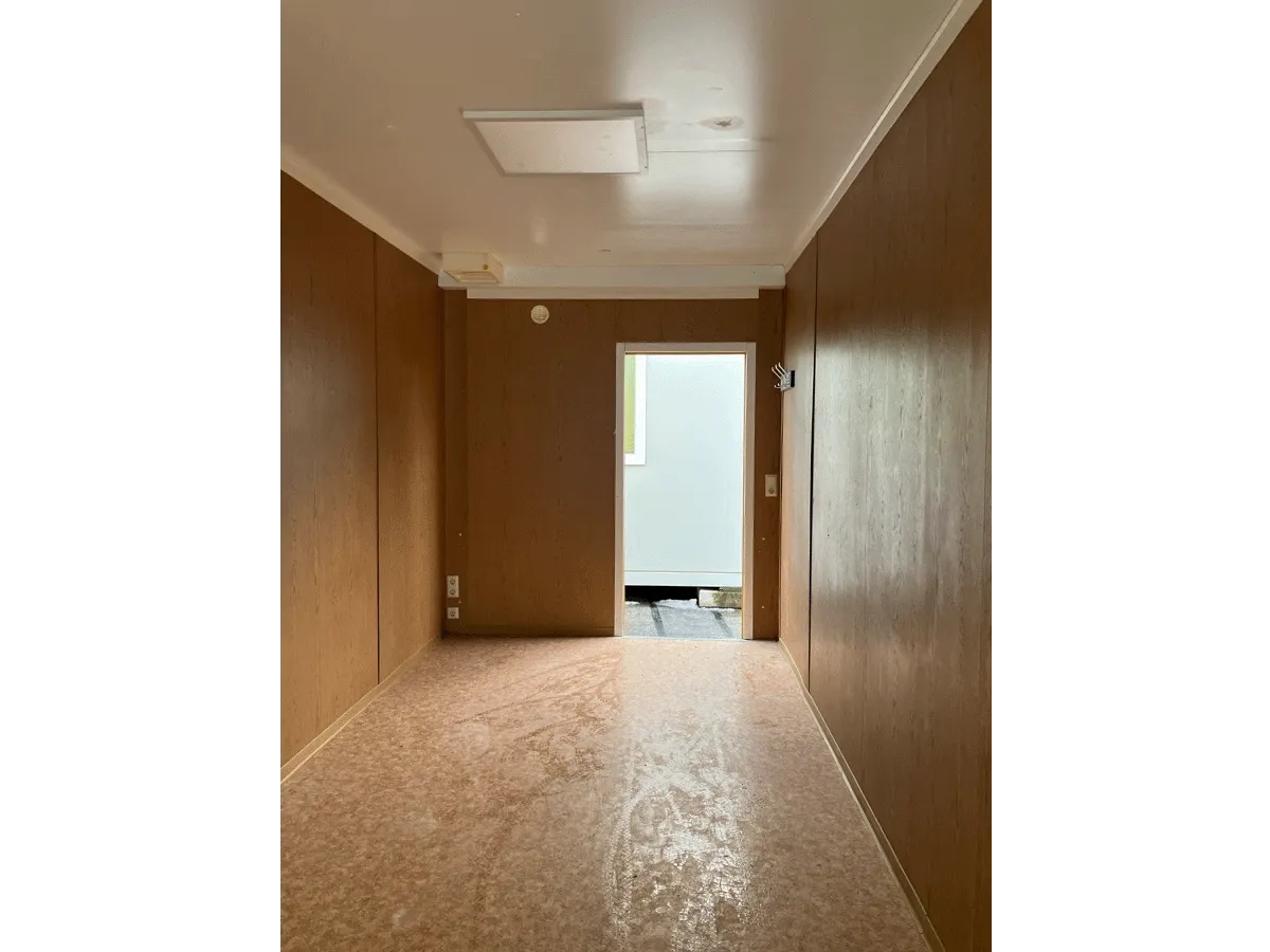 innenansicht 20 fuß bürocontainer gebraucht mit pvc boden und beleuchtung